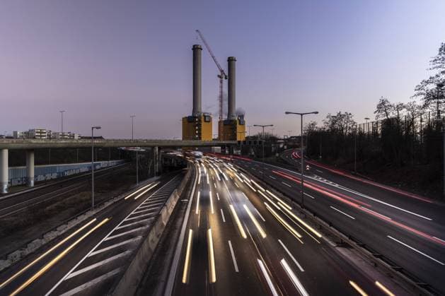 IMAGO Creative: Klimawandel - Klimabewusst Stockender Verkehr auf der A100 mit Blick auf das Heizkraftwerk Wilmersdorf zeichnet sich ab bei blauer Stunde in Berlin, 17.01.2022. Berlin Deutschland *** Stalled traffic on the A100 with a view of the Wilmersdorf combined heat and power plant looms at blue hour in Berlin, 17 01 2022 Berlin Germany Copyright: xFlorianxGaertner photothek.dex