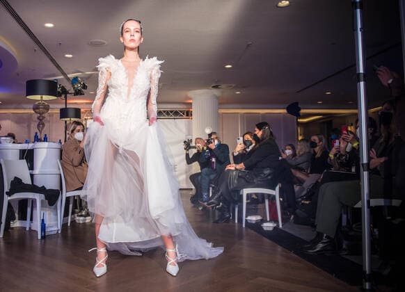 Bilder des Jahres 2022, Entertainment 01 Januar Entertainment Themen der Woche KW03 Entertainment Bilder des Tages 18.01.2022 xesx Frankfurt am Main, Sofitel Hotel Frankfurt Fashion Week 2022 Auftakt der Frankfurt Fashion Lounge im Sofitel Hotel an der Alten Oper mit Models glamourösen Kleidern emspor, DFL regulations prohibit any use of photographs as image sequences and or quasi-video ES