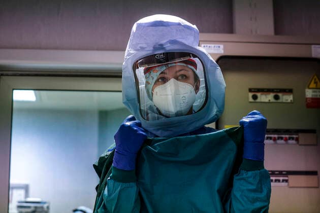 January 18, 2022, Rome, Italy: Health workers wearing overalls and protective masks in the Covid intensive care unit of the Policlinico di Tor Vergata, in Rome, Italy, 18 January 2022. ANSA GIUSEPPE LAMI Rome Italy - ZUMAa110 20220118_zaf_a110_053 Copyright: xGiuseppexLamix