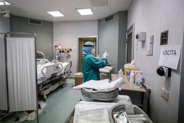 January 18, 2022, Rome, Italy: Health workers wearing overalls and protective masks in the Covid intensive care unit of the Policlinico di Tor Vergata, in Rome, Italy, 18 January 2022. ANSA GIUSEPPE LAMI Rome Italy - ZUMAa110 20220118_zaf_a110_059 Copyright: xGiuseppexLamix