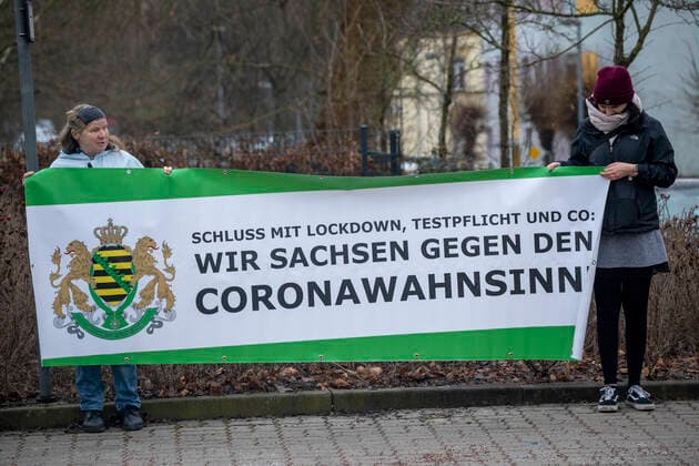 ID 503 Ministerpräsident zu Gast in Frankenberg Sa. Er stellte sich den Coronagegner zur Rede. Diese pfiffen jedoch laut Mit Hau ab Ihm wurde zudem eine Fahne ins Gesicht gewedelt. Frankenberg Sa. Sachsen Deutschland