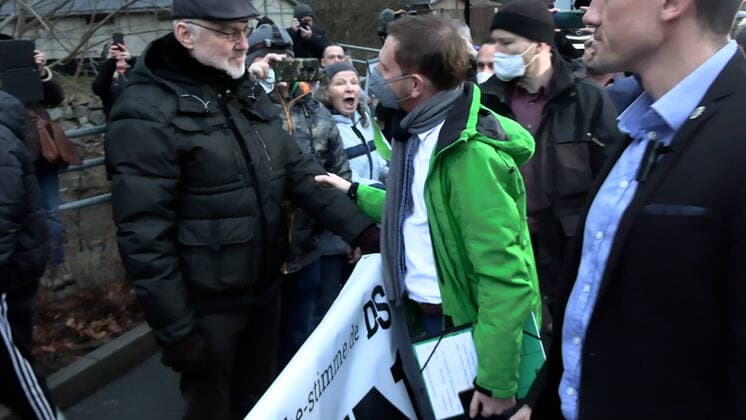 ID 503 Ministerpräsident zu Gast in Frankenberg Sa. Er stellte sich den Coronagegner zur Rede. Diese pfiffen jedoch laut Mit Hau ab Ihm wurde zudem eine Fahne ins Gesicht gewedelt. Frankenberg Sa. Sachsen Deutschland