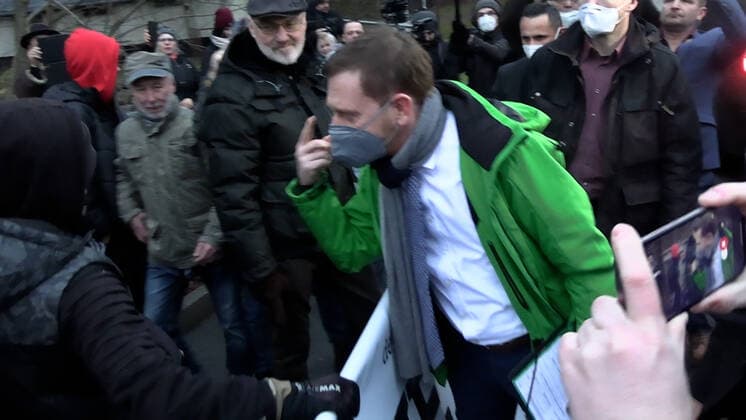 ID 503 Ministerpräsident zu Gast in Frankenberg Sa. Er stellte sich den Coronagegner zur Rede. Diese pfiffen jedoch laut Mit Hau ab Ihm wurde zudem eine Fahne ins Gesicht gewedelt. Frankenberg Sa. Sachsen Deutschland