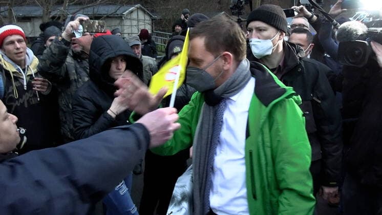 News Themen der Woche KW03 News Bilder des Tages ID 503 Ministerpräsident zu Gast in Frankenberg Sa. Er stellte sich den Coronagegner zur Rede. Diese pfiffen jedoch laut Mit Hau ab Ihm wurde zudem eine Fahne ins Gesicht gewedelt. Frankenberg Sa. Sachsen Deutschland