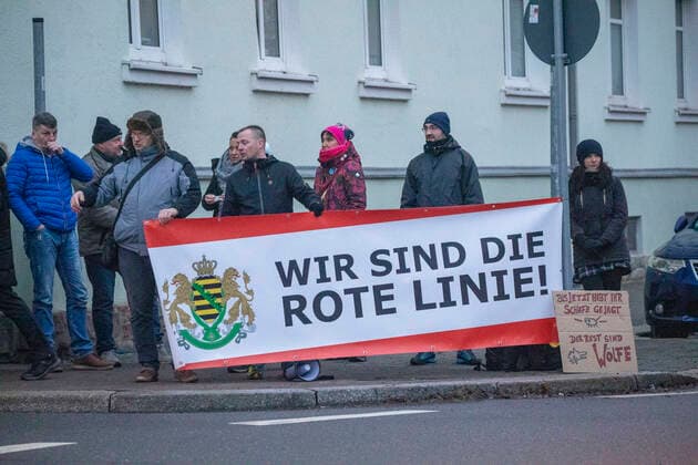 ID 503 Ministerpräsident zu Gast in Frankenberg Sa. Er stellte sich den Coronagegner zur Rede. Diese pfiffen jedoch laut Mit Hau ab Ihm wurde zudem eine Fahne ins Gesicht gewedelt. Frankenberg Sa. Sachsen Deutschland