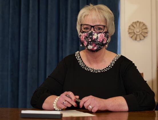 January 18, 2022, Winnipeg, MB, CANADA: Eileen Clarke, Minister of Municipal Relations, is sworn in at the Manitoba Legislative Building in Winnipeg, Manitoba, Tuesday January 18, 2022. Winnipeg CANADA  - ZUMAc35_ 20220118_zaf_c35_049 Copyright: xDavidxLipnowskix