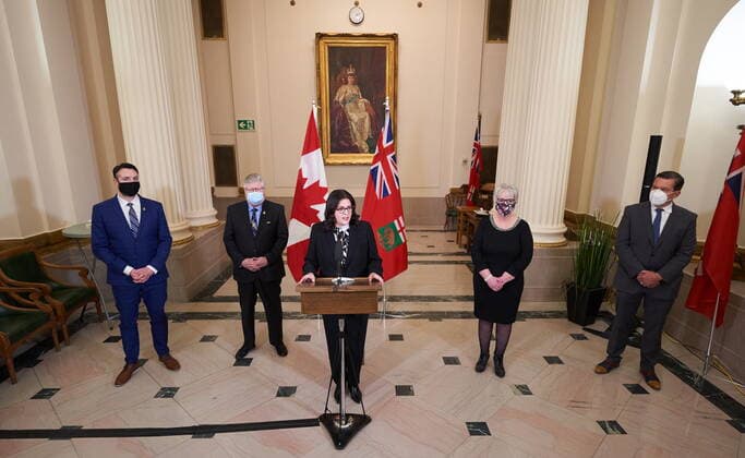 News Bilder des Tages January 18, 2022, Winnipeg, MB, CANADA: Heather Stefanson, Premier of Manitoba, center, speaks to the media at a press conference following a swearing-in ceremony for her cabinet, along side Minister Andrew Smith, left, Minister Scott Johnston, second from left, Minister Eileen Clarke, second from right, and Minister Doyle Piwniuk, right) , at the Manitoba Legislative Building in Winnipeg on Tuesday January 18, 2022. Winnipeg CANADA - ZUMAc35_ 20220118_zaf_c35_062 Copyright: xDavidxLipnowskix