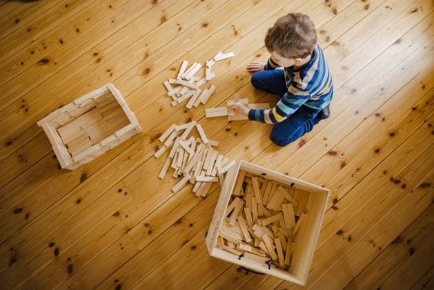 Symbolfoto zum Thema kreatives Spielen bei Kindern. Ein Junge baut mit Holzbausteinen. Berlin, 18.01.2022 Berlin Deutschland *** Child Creative Play Symbol Photo A Boy Building With Wooden Building Blocks Berlin, 18 01 2022 Berlin Germany Copyright: xThomasxTrutschel photothek.dex