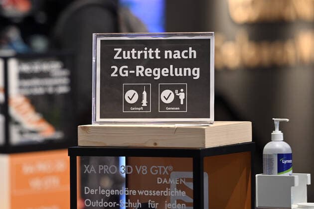 Bayern kippt 2G-Regel im Einzelhandel Archivfoto: Kontrolle der 2G Regel im Einzelhandel in Bayern. Ein Schild am Eingang eines Geschaeftes weist auf die 2G Regel hin.Einlass nur mit FFP2 Maske und 2g Nachweis,Impfnachweis und Ausweisdokument bereithalten, Eintritt nur fuer geimpfte oder genesene Kunden,Personen, Impfnachweis und Personalausweis bereithalten.