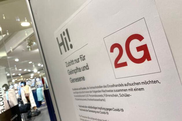 Bayern kippt 2G-Regel im Einzelhandel Archivfoto; Kontrolle der 2G Regel im Einzelhandel in Bayern. Ein Schild am Eingang eines Geschaeftes weist auf die 2G Regel hin.Einlass nur mit FFP2 Maske und 2g Nachweis,Impfnachweis und Ausweisdokument bereithalten, Eintritt nur fuer geimpfte oder genesene Kunden,Personen, Impfnachweis und Personalausweis bereithalten.