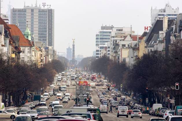 News Bilder des Tages Straßenverkehr auf der Bismarckstraße mit Blick Richtung Siegessäule in Berlin. 19.01.2022, Berlin, GER - Straßenverkehr auf der Bismarckstraße mit Blick Richtung Siegessäule in Berlin., Berlin Berlin Deutschland Strassenverkehr Bismarckstrasse