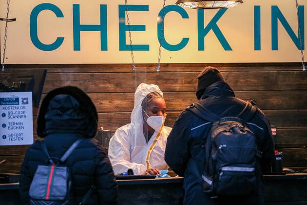 Zwei Personen werden von einer Mitarbeiterin eines COVID-19 Testzentrum zu einem Corona Test in der Altstadt von Duesseldorf eingecheckt, 19.01.2022. Duesseldorf Deutschland