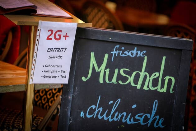 Ein Schild weist vor einem Lokal auf die neuen Gastronomie Zugangsbeschraenkungen zur Bekaempfung der COVID-19 Pandemie in Duesseldorf hin, 19.01.2022. Duesseldorf Deutschland