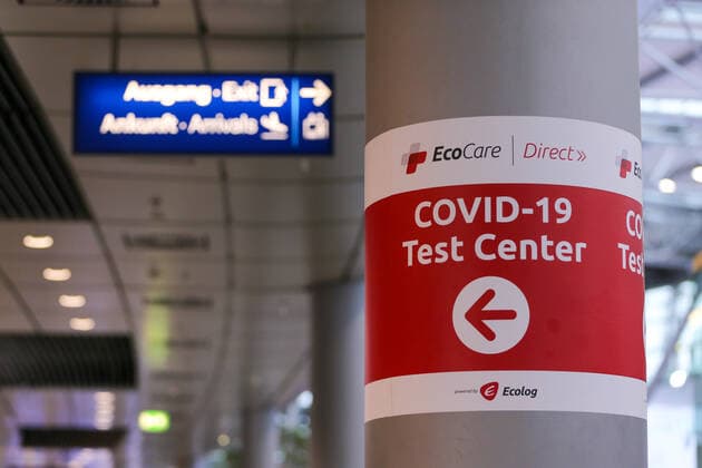 Ein Schild weist den Weg zu einem COVID-19 Testzentrum am Flughafen DâˆöÂºsseldorf in Duesseldorf, 19.01.2022. Duesseldorf Deutschland Copyright: xLeonxKuegeler photothek.dex