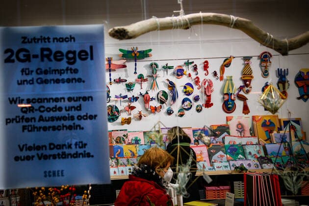 Ein Schild weist vor einem Lokal auf die neuen Gastronomie Zugangsbeschraenkungen zur Bekaempfung der COVID-19 Pandemie in Duesseldorf hin, 19.01.2022. Duesseldorf Deutschland