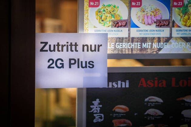 Ein Schild weist vor einem Lokal auf die neuen Gastronomie Zugangsbeschraenkungen zur Bekaempfung der COVID-19 Pandemie in Duesseldorf hin, 19.01.2022. Duesseldorf Deutschland