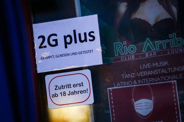 Ein Schild weist vor einem Lokal auf die neuen Gastronomie Zugangsbeschraenkungen zur Bekaempfung der COVID-19 Pandemie in Duesseldorf hin, 19.01.2022. Duesseldorf Deutschland