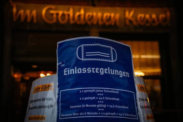 Ein Schild weist vor einem Lokal auf die neuen Gastronomie Zugangsbeschraenkungen zur Bekaempfung der COVID-19 Pandemie in Duesseldorf hin, 19.01.2022. Duesseldorf Deutschland