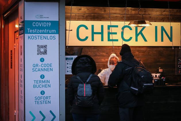 Zwei Personen werden von einer Mitarbeiterin eines COVID-19 Testzentrum zu einem Corona Test in der Altstadt von Duesseldorf eingecheckt, 19.01.2022. Duesseldorf Deutschland