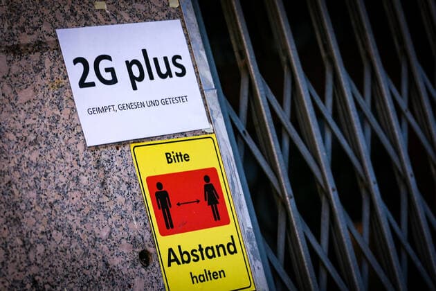 Ein Schild weist vor einem Lokal auf die neuen Gastronomie Zugangsbeschraenkungen zur Bekaempfung der COVID-19 Pandemie in Duesseldorf hin, 19.01.2022. Duesseldorf Deutschland