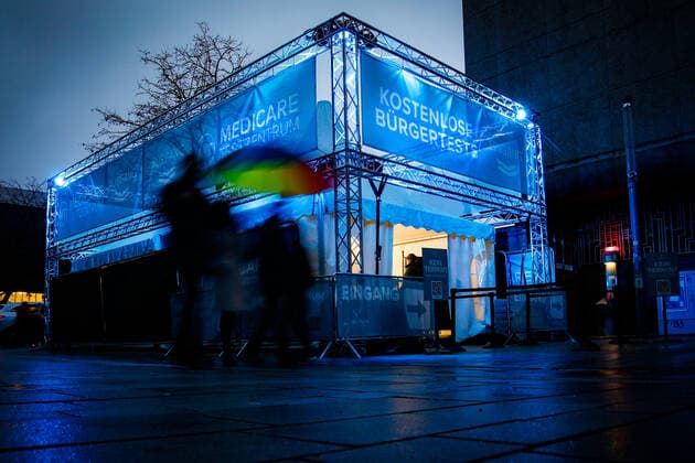Passanten passieren ein Medicare COVID-19 Testzentrum in der Altstadt von Duesseldorf, 19.01.2022. Duesseldorf Deutschland