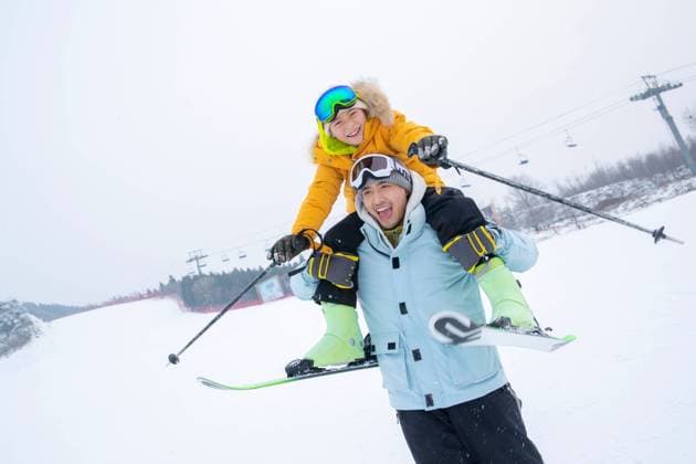 Ski with ski pole happy boy riding on his father s neck China, 23 12 2019, model released, Copyright: xViewxStockx, cpmh-192182f07w.jpg, Playful,Skiing and Snowboarding,Father and Son,Winter Sport,Skiing,Asia,Asian and Indian Ethnicities,china,Chinese Ethnicity,People,Oriental Ethnicity,Adult,Young Adult,Young Men,Child,Boys,Father,Son,Two People,Childhood,Outdoors,Suburb,Ski Resort,Season,Winter,Standing,Holding,Ski Pole,Riding,Embracing,snow covered,excitement,Vitality,Laughing,Love,Carefree,Togetherness,Cheerful,Care,Vacations,Familial Affection,Relaxation,intimacy,Fun,Enjoyment,Protection,Facial Expression,Day,Horizontal,Color Image,Focus On Foreground,8-9 Years,25-29 Years,Winter Olympic Games Copyright: xViewxStockx