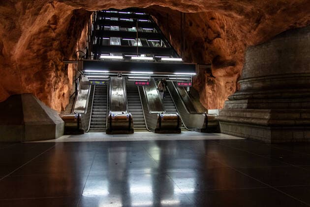 Rolltreppe im U-Bahnhof Radhuset in Schwedens Hauptstadt Stockholm *** Escalator in underground station Radhuset in Swedens capital Stockholm 1096200647