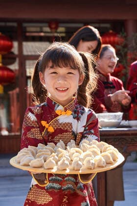 IMAGO Creative, Food, Dumplings Cute girl with dumplings China, 22 10 2021, model released, Copyright: xViewxStockx, cpmh-252246f07e.jpg, Chinese New Year,Chinese Dumpling,Outdoors,Sihe Yuan,Courtyard,Classical Chinese Garden,Only Women,Women,Child,Girls,Standing,Hands Cupped,Collection,Togetherness,china,Happiness,Fashion,Three People,Beijing,Celebration,Cheerful,Childhood,Traditional Culture,Oriental Ethnicity,Adult,Cute,Chinese Culture,Leisure Activity,Fun,People,Traditional Festival,Chinese Ethnicity,Asian and Indian Ethnicities,Asia,Familial Affection,Laughing,Young Adult,Senior Adult,Food,Preparation,Table,New Year s Eve,Aura,Enjoyment,Relaxation,Content,5 to 6 year olds,25-29 Years,65-69 Years,Focus On Foreground,Vertical,Color Image,Photography Copyright: xViewxStockx