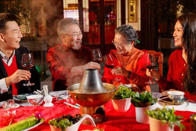 The Spring Festival Oriental family meals in the Chinese style garden China, 22 10 2021, model released, Copyright: xViewxStockx, cpmh-251465f07q.jpg, Chinese New Year,Family Reunion,Celebration,Dinner Party,Asia,Asian and Indian Ethnicities,East Asia,East,Oriental Ethnicity,china,Chinese Ethnicity,Adult,Young Adult,Senior Adult,Heterosexual Couple,Men,Women,Father,Mother,Son,Four People,Adult Offspring,Traditional Culture,Traditional Festival,New Year s Day,Outdoors,Classical Chinese Garden,Sitting,Blessing,Dining Table,Food And Drink,Dining,instant-boiled mutton,Red Wine,Drinking,Toast,Food,Smiling,Expressing Positivity,Home,Well Being,Togetherness,Happiness,Fun,Enjoyment,Relaxation,Care,Cheerful,Red,Family,chatting,communicates,Friendshi Copyright: xViewxStockx