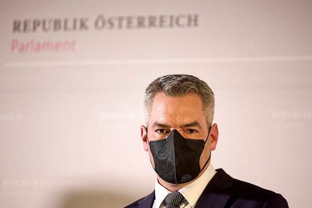 - Wien 20.01.2022 - Corona-Krise - Heute am Vormittag fand im Ausweichquartier des Parlaments eine Pressekonferenz der Parteichefs der Regierungskoalition von ÖVP und Grüne sowie der Vorsitzenden der SPÖ zum Thema Anreizpaket zur Steigerung der Impfquote statt. PHOTO: (v.L) Vizekanzler Werner Kogler (Grüne), Bundeskanzler Karl Nehammer (ÖVP), Pamela Rendi-Wagner (SPÖ) während der PK. Vienna (AUSTRIA) Covid crisis - This morning, a press conference was held in Parliament s alternative quarters by the party leaders of the governing coalition of the ÖVP and the Greens and the chairmen of the SPÖ on the subject of an incentive package to increase the vaccination rate . PK ÖVP, SPÖ, Grüne zu Anreizpaket zur Steigerung der Impfquote 