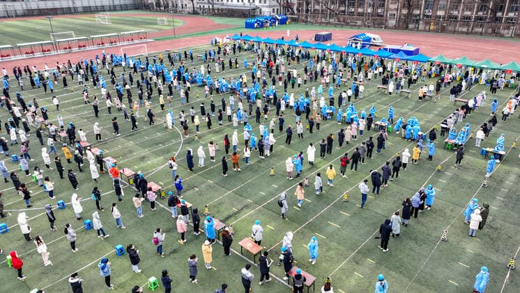 TIANJIN, CHINA - JANUARY 20: Aerial view of people queuing up for COVID-19 nucleic acid testing on January 20, 2022 in Tianjin, China.  Copyright: xVCGx CFP111365717131