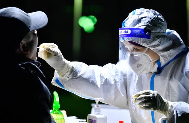 (220120) -- TIANJIN, Jan. 20, 2022 -- A medical worker takes a swab sample from a resident for nucleic acid test at a COVID-19 testing site in Hedong District in north China s Tianjin, Jan. 20, 2022. The city launched its fourth citywide nucleic acid testing at 6 a.m. Thursday, aiming to curb the further spread of the virus. ) CHINA-TIANJIN-COVID-19-FOURTH CITYWIDE TESTING-LAUNCH (CN) SunxFanyue 