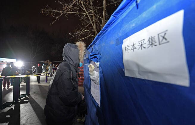 (220120) -- TIANJIN, Jan. 20, 2022 -- A medical worker takes a swab sample from a resident for nucleic acid test at a COVID-19 testing site in a residential community of Nankai District in north China s Tianjin, Jan. 20, 2022. The city launched its fourth citywide nucleic acid testing at 6 a.m. Thursday, aiming to curb the further spread of the virus. ) CHINA-TIANJIN-COVID-19-FOURTH CITYWIDE TESTING-LAUNCH (CN) ZhaoxZishuo 