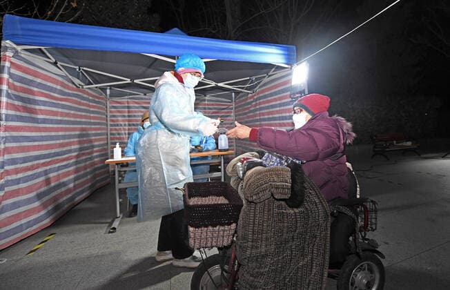 (220120) -- TIANJIN, Jan. 20, 2022 -- A resident arrives to receive nucleic acid test at a COVID-19 testing site in a residential community of Nankai District in north China s Tianjin, Jan. 20, 2022. The city launched its fourth citywide nucleic acid testing at 6 a.m. Thursday, aiming to curb the further spread of the virus. ) CHINA-TIANJIN-COVID-19-FOURTH CITYWIDE TESTING-LAUNCH (CN) ZhaoxZishuo 