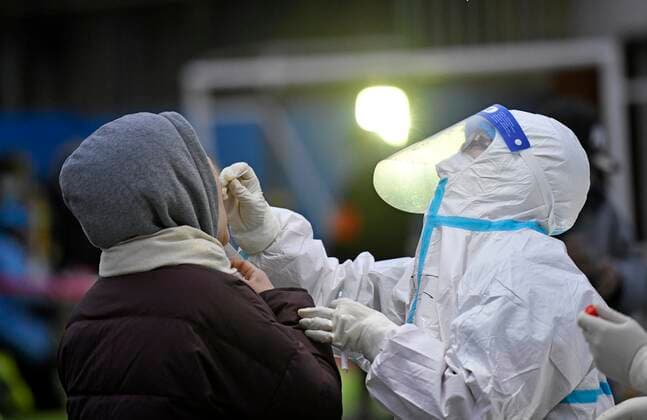 (220120) -- TIANJIN, Jan. 20, 2022 -- A medical worker takes a swab sample from a resident for nucleic acid test at a COVID-19 testing site in Hedong District in north China s Tianjin, Jan. 20, 2022. The city launched its fourth citywide nucleic acid testing at 6 a.m. Thursday, aiming to curb the further spread of the virus. ) CHINA-TIANJIN-COVID-19-FOURTH CITYWIDE TESTING-LAUNCH (CN) ZhaoxZishuo 