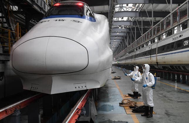 News Bilder des Tages (220120) -- NANNING, Jan. 20, 2022 -- Staff members disinfect a bullet train at a maintenance base in Nanning, south China s Guangxi Zhuang Autonomous Region, Jan. 20, 2022. China Railway Nanning Group Co., Ltd. has strictly implemented measures on COVID-19 prevention and control during the Spring Festival travel season which kicked off Monday. ) CHINA-GUANGXI-NANNING-TRAINS-DISINFECTION (CN) LuxBoan 