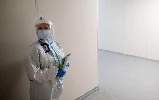 Coronavirus in Russland, Eindrücke aus temporärem Krankenhaus in St. Petersburg ST PETERSBURG, RUSSIA — JANUARY 20, 2022: in the red zone of a field hospital for COVID-19 patients at the LenExpo Exhibition Centre. Since the start of the pandemic, St Petersburg has confirmed more than 897,800 cases of COVID-19. Since 15 January 2022, the number of new confirmed cases has been increasing in St Petersburg by more than 3,000 daily. On 20 January, St Petersburg experienced a record high of more than 4,700 new coronavirus cases. With the advance of the omicron strain of coronavirus, the city’s health system has been put on high alert. Valentin Yegorshin TASS TS11FD87