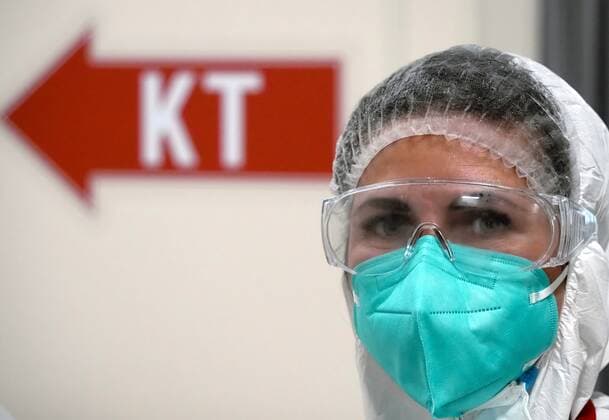 Coronavirus in Russland, Eindr?cke aus tempor?rem Krankenhaus in St. Petersburg Russia Coronavirus Treatment 6745609 20.01.2022 A medical worker wearing personal protective equipment is seen at the intensive care unit for COVID-19 patients at the hospital deployed at Lenexpo in St. Petersburg, Russia. Alexei Danichev Sputnik St. Petersburg Russia  Copyright: xAlexeixDanichevx