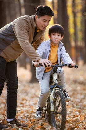 IMAGO Creative, Jahreszeit Herbst, Ferien His father taught him to ride a bicycle outside China, 08 11 2019, model released, Copyright: xViewxStockx, cpmh-186083f07w.jpg, Outdoors,Autumn,Father and Son,Riding,Bicycle,Asia,Chinese Ethnicity,People,Oriental Ethnicity,Mid Adult,Child,Boys,Two People,Studying,Protection,Supporting,Childhood,Suburb,outing,Season,Woods,Togetherness,Smiling,Love,Carefree,Cheerful,Vacations,Familial Affection,Relaxation,Fun,Sunlight,Day,Vertical,Color Image,Selective Focus,25-29 Years,6 to 7 year olds,Young Men,Men Copyright: xViewxStockx