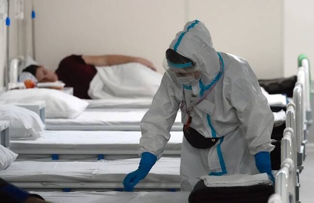 Coronavirus in Russland, Eindr?cke aus tempor?rem Krankenhaus in St. Petersburg Russia Coronavirus Treatment 6745636 20.01.2022 A nurse wearing personal protective equipment (PPE) makes the bed in an intensive care unit for COVID-19 patients at the hospital deployed at Lenexpo in St. Petersburg, Russia. Alexei Danichev Sputnik St. Petersburg Russia  Copyright: xAlexeixDanichevx