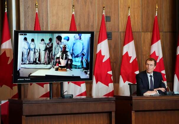 Kanada, Marc Miller, Minister für indigene Beziehungen, Pressekonferenz in Ottawa January 20, 2022, Ottawa, ON, Canada: Minister of Crown-Indigenous Relations Marc Miller takes part in a blessing given virtually by elder Manitok Thompson (pictured on monitor) at the beginning of a press conference in Ottawa on Thursday, Jan. 20, 2022. Ottawa Canada  - ZUMAc35_ 20220120_zaf_c35_004 Copyright: xSeanxKilpatrickx