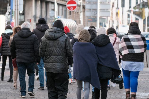 Düsseldorf 20.01.2022 Flinger Strasse Flingerstrasse keine Maskenpflicht mehr Einkaufsstrasse Einkaufsstraße Shoppingmeile Einkaufsmeile Corona Pandemie Covid Corona Lockdown Masken Einkaufen Einzelhandel Notbremse shutdown Infektionsschutzgesetz Inzidenz Inzidenzwert Bundesnotbremse Fussgängerzone Menschenmasse Düsseldorf Nordrhein-Westfalen Deutschland