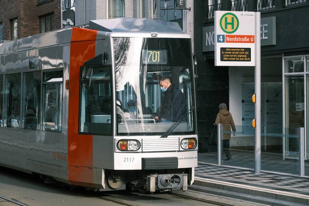 Düsseldorf 20.01.2022 Rheinbahn U-Bahn Haltestelle Strassenbahn ÖPNV Nahverkehr Tram Gleise Geleise Stadtverkehr Autoverkehr Luftverschmutzung Smog Verkehrsdichte Diesel Verkehr Stickoxid Grenzwerte Luftschadstoff NO2 Fahrverbot Düsseldorf Nordrhein-Westfalen Deutschland