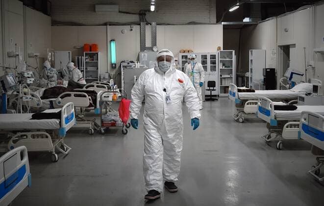 Coronavirus in Russland, Eindr?cke aus tempor?rem Krankenhaus in St. Petersburg Russia Coronavirus Treatment 6745655 20.01.2022 Doctor Sergei Vinnikov walks across an intensive care unit for COVID-19 patients at the hospital deployed at Lenexpo in St. Petersburg, Russia. Alexei Danichev Sputnik St. Petersburg Russia  Copyright: xAlexeixDanichevx