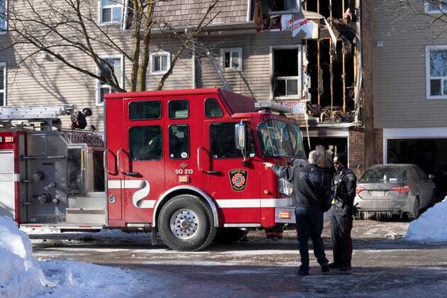 Kanada, Tote nach Gebäudebrand in Brampton, Ontario January 20, 2022, Brampton, ON, Canada: A fire official and police officer talk at the scene of a fatal house fire in Brampton, Ont., Thursday, Jan.20, 2022. Three boys have died after a house fire in Brampton, Ont. on Thursday morning. Brampton Canada - ZUMAc35_ 20220120_zaf_c35_031 Copyright: xFrankxGunnx