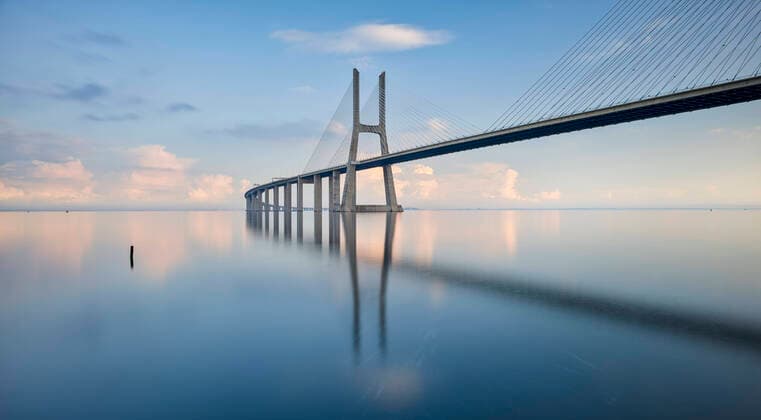 IMAGO Creative: Dichotomien, Reflexionen - Architektur IMAGO Creative: Dichotomien, Reflexionen Vasco da Gama Brücke, Lissabon, Portugal