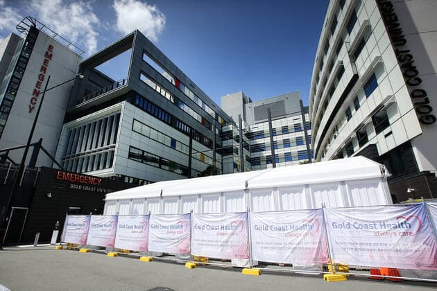 QLD COVID19 HOSPITALS TENTS, COVID-19 treatment tents are seen at The Gold Coast University hospital, Southport Friday, January 21, 2022. Tents are going up at hospitals in Queensland to keep up with the strain on the health system. ( NO ARCHIVING, EDITORIAL USE ONLY, NO USE IN BOOKS WITHOUT CONSENT BRISBANE QLD AUSTRALIA  Copyright: xJONOxSEARLEx 20220121001615356496