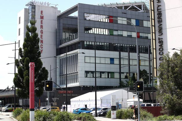 QLD COVID19 HOSPITALS TENTS, COVID-19 treatment tents are seen at The Gold Coast University hospital, Southport Friday, January 21, 2022. Tents are going up at hospitals in Queensland to keep up with the strain on the health system. ( NO ARCHIVING, EDITORIAL USE ONLY, NO USE IN BOOKS WITHOUT CONSENT BRISBANE QLD AUSTRALIA  Copyright: xJONOxSEARLEx 20220121001615358693