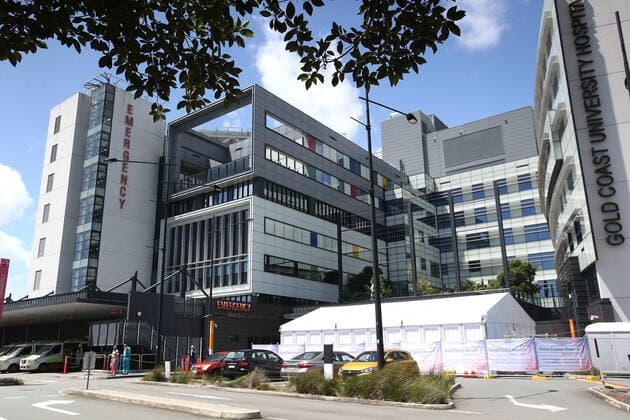 QLD COVID19 HOSPITALS TENTS, COVID-19 treatment tents are seen at The Gold Coast University hospital, Southport Friday, January 21, 2022. Tents are going up at hospitals in Queensland to keep up with the strain on the health system. ( NO ARCHIVING, EDITORIAL USE ONLY, NO USE IN BOOKS WITHOUT CONSENT BRISBANE QLD AUSTRALIA  Copyright: xJONOxSEARLEx 20220121001615358725