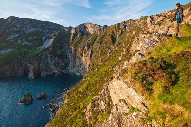 Mitsommernacht an den bis zu 601 m hohe Klippen von Slieve League im Westen der irischen Grafschaft Donegal, Atlantischen Ozean, Irland, Europa *** Midsummer night at the up to 601 m high cliffs of Slieve League in the west of the Irish County Donegal, Atlantic Ocean, Ireland, Europe Copyright: imageBROKER OlafxSchubert iblolf07174514.jpg